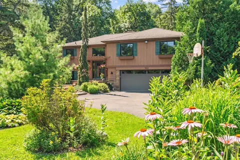 7012 Cheyenne Trl, Chanhassen, MN 55317