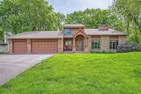 208 Crestridge Dr, Burnsville, MN 55337