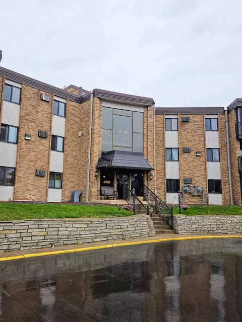 2700 Oxford St N #117, Roseville, MN 55113