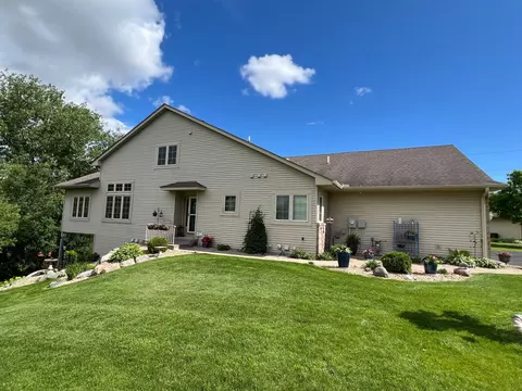 1264 Highridge Ct, Maplewood, MN 55109