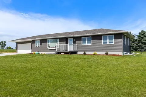 312 Warsaw Cir, Marshall, MN 56258