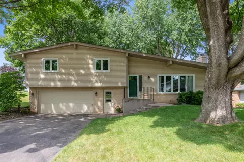 2708 Dana Dr, Burnsville, MN 55337