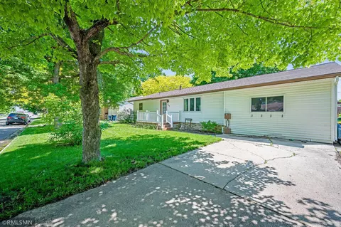 209 Viking Ave, Hanska, MN 56041