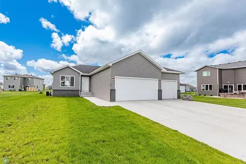450 Skylane St, Kindred, ND 58051
