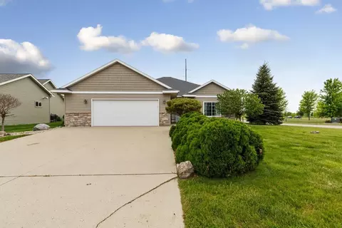 2233 Fairbanks Dr, North Mankato, MN 56003