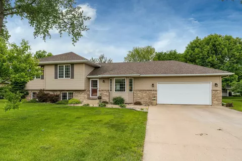 209 Falcon Dr, Mankato, MN 56001