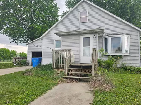 208 1st Ave SE, Altura, MN 55910
