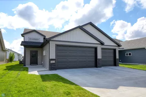 7320 26th St S, Fargo, ND 58104