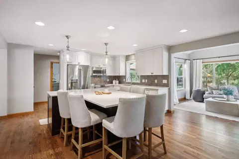 1023 Walnut Ridge Dr, Eagan, MN 55123