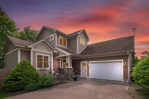 817 1st St S, Stillwater, MN 55082