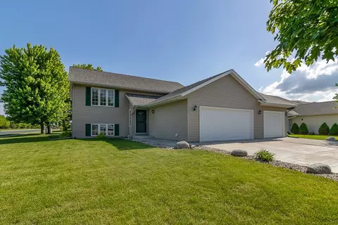 101 Torrey Pines Dr, Mankato, MN 56001