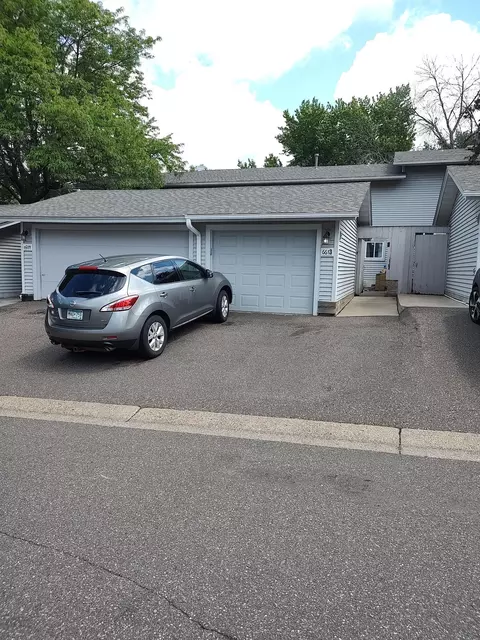 6613 Gretchen Ln N, Oakdale, MN 55128