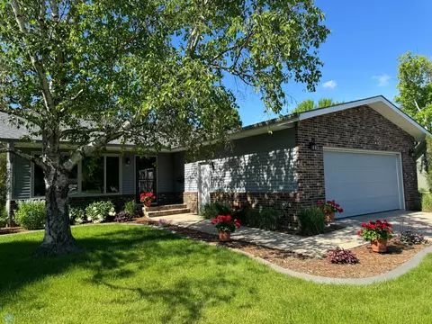 253 Prairiewood Dr S, Fargo, ND 58103
