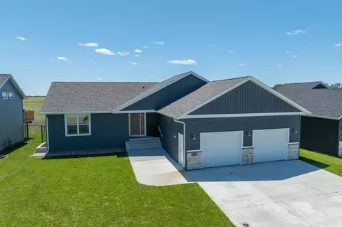 221 Wickfield Dr, Mankato, MN 56001