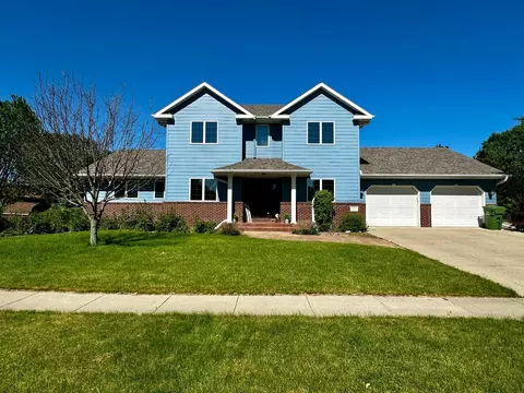 810 Briarwood Dr, Worthington, MN 56187