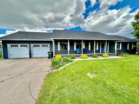 313 7th St NE, Melrose, MN 56352