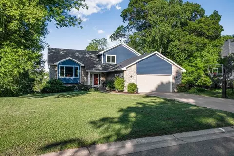 1001 Lecuyer Dr, Stillwater, MN 55082