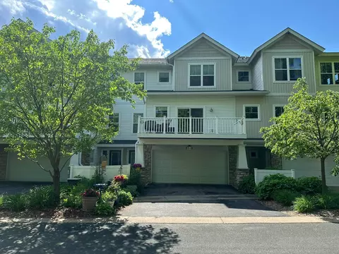 2710 New Century Pl E, Maplewood, MN 55119