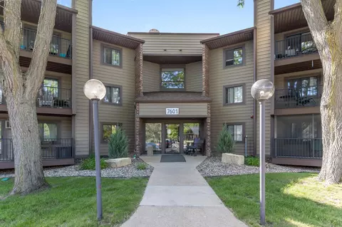 7601 W 101st St #210, Bloomington, MN 55438