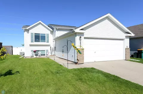 1824 Huntington Ct, West Fargo, ND 58078