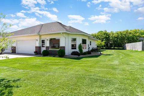 814 2nd St NW #1, New Prague, MN 56071