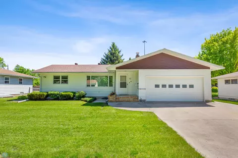914 19th Ave S, Fargo, ND 58103
