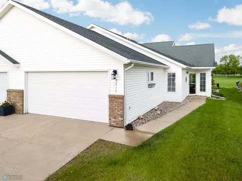 3353 38th St S, Moorhead, MN 56560