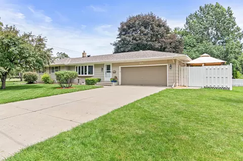 1910 Fernwood St, Roseville, MN 55113