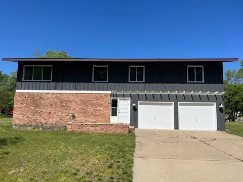 2631 Pioneer Ln, Saint Cloud, MN 56301