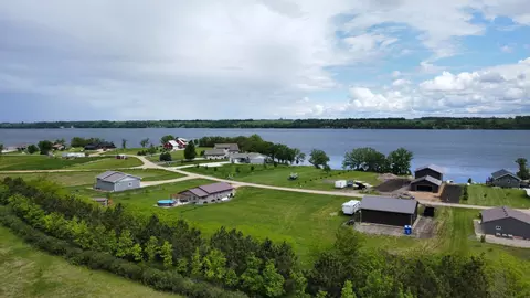 48060 Oak Bay Dr, Big Stone City, SD 57216
