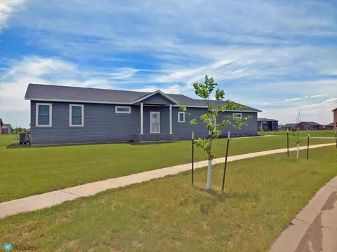 4642 39th Ave N, Fargo, ND 58102