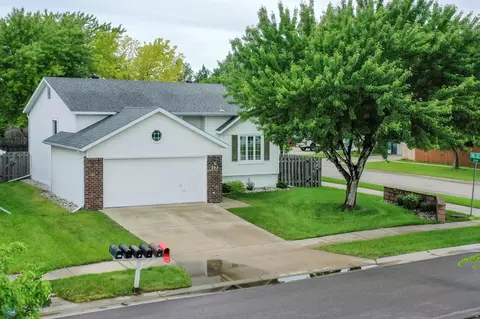 705 48th St S, Fargo, ND 58103