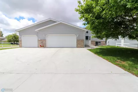 1917 32nd St S, Moorhead, MN 56560