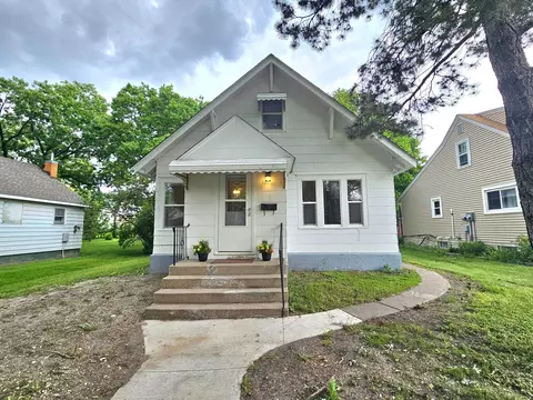 105 E 9th St, Morris, MN 56267