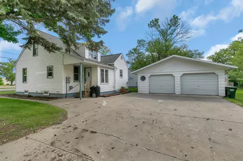 404 3rd St SE, Melrose, MN 56352