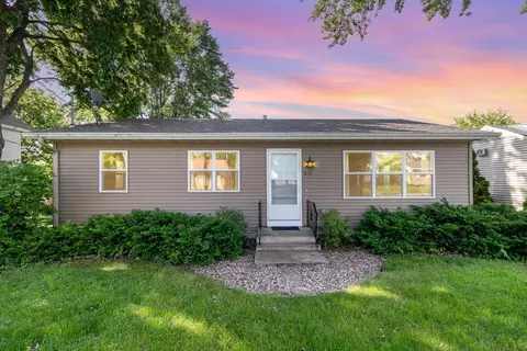 816 Stoughton Ave, Chaska, MN 55318