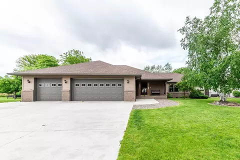 1497 Autumn Dr, Owatonna, MN 55060