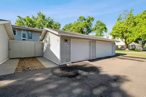 6557 40th St N, Oakdale, MN 55128
