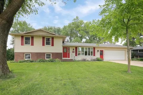 213 Crest Ct, Mayer, MN 55360