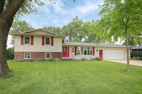 213 Crest Ct, Mayer, MN 55360