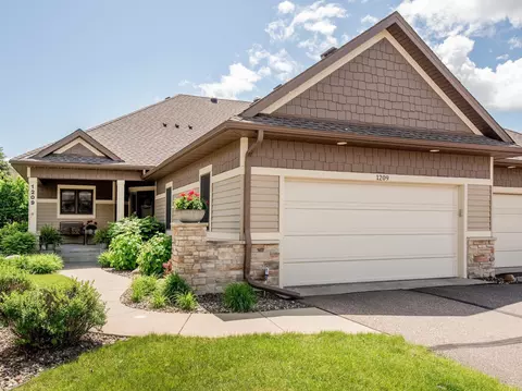 1209 Lakemoor Pl, Woodbury, MN 55129