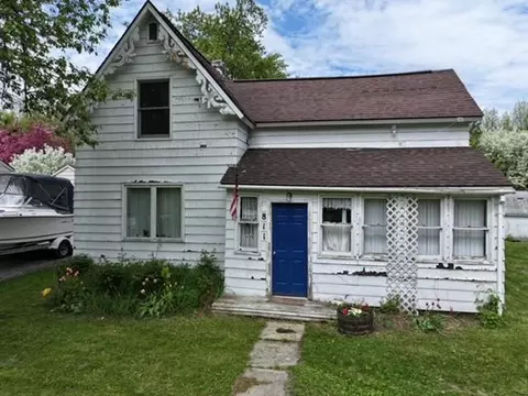 811 Steenerson St NE, Warroad, MN 56763