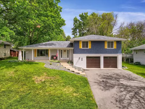 548 Heinel Dr, Roseville, MN 55113