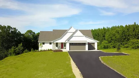 327 Shelby Ct, Hudson, WI 54016