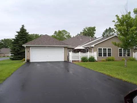 2102 Oak Tree Ln #B, Austin, MN 55912