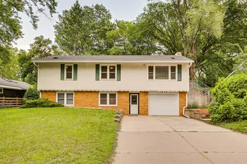 2468 Aglen St, Roseville, MN 55113