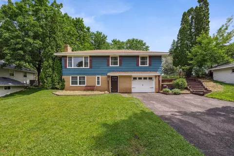 6584 4th St N, Oakdale, MN 55128
