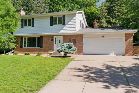 481 Wagner St, Roseville, MN 55113