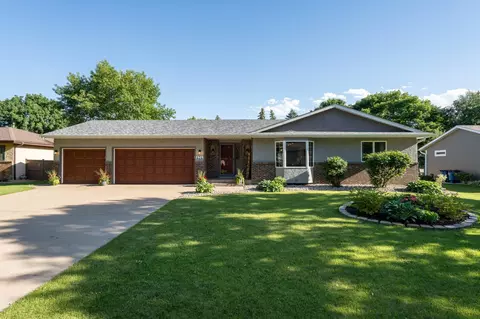 624 Hennes Ave, Shakopee, MN 55379