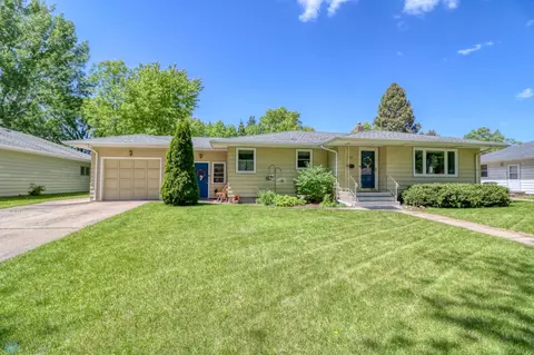 1907 6th St S, Moorhead, MN 56560